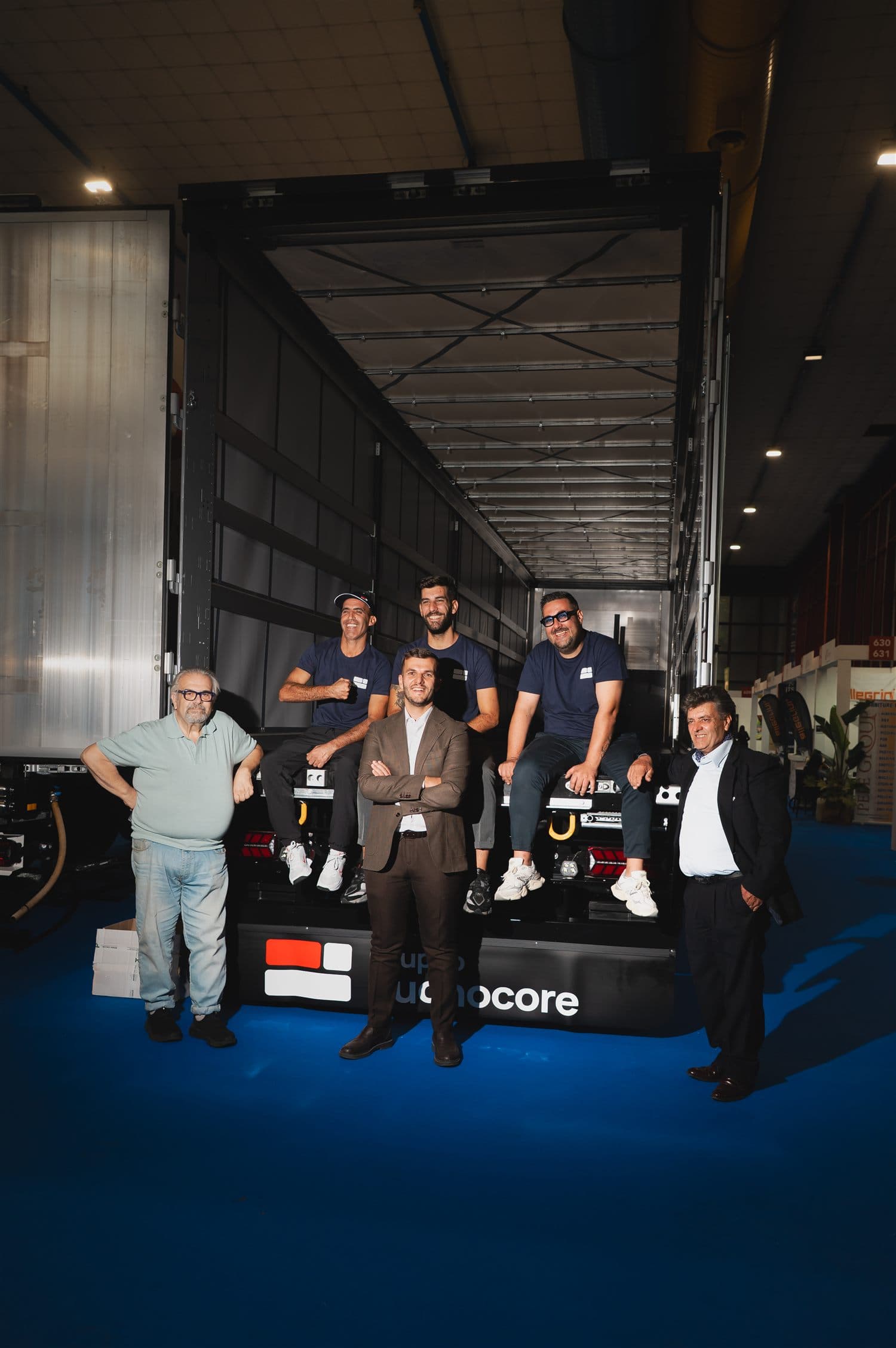La squadra del Gruppo Buonocore sul retro di un semirimorchio, durante una fiera