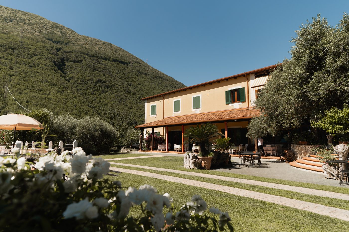 Il giardino davanti alla tenuta