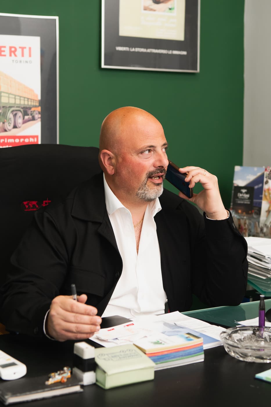Un uomo al telefono nell'ufficio della Concessionaria Gigliotti
