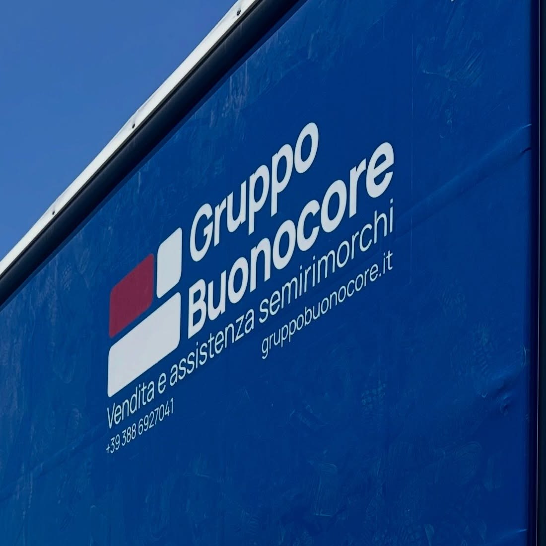 Dettaglio del logo sul telone