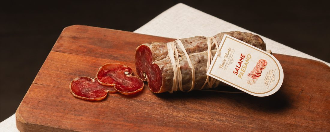Salame della tenuta con l’etichetta sul tagliere